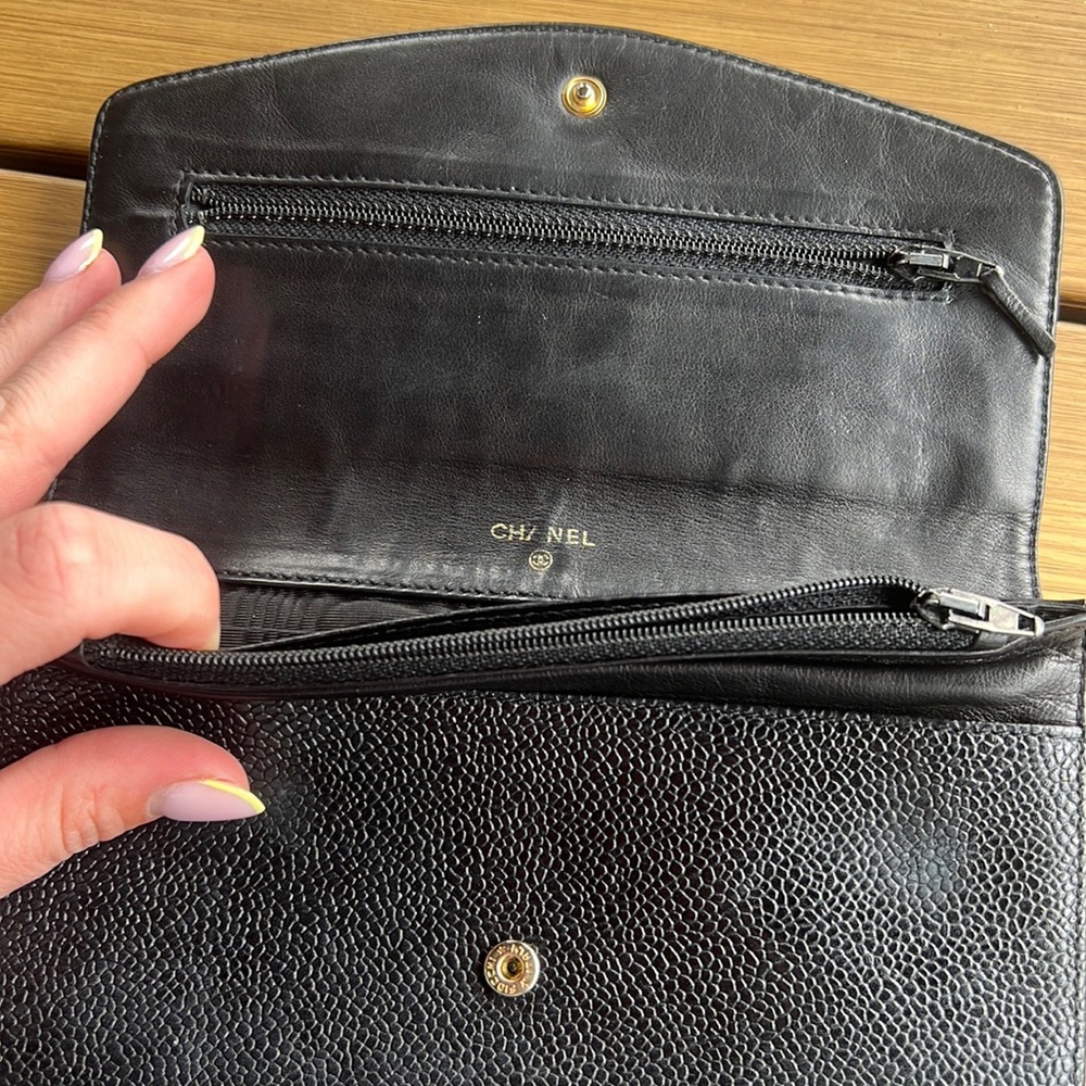 CHANEL Black Leather Shoulder Bag - Picture 7 of 16